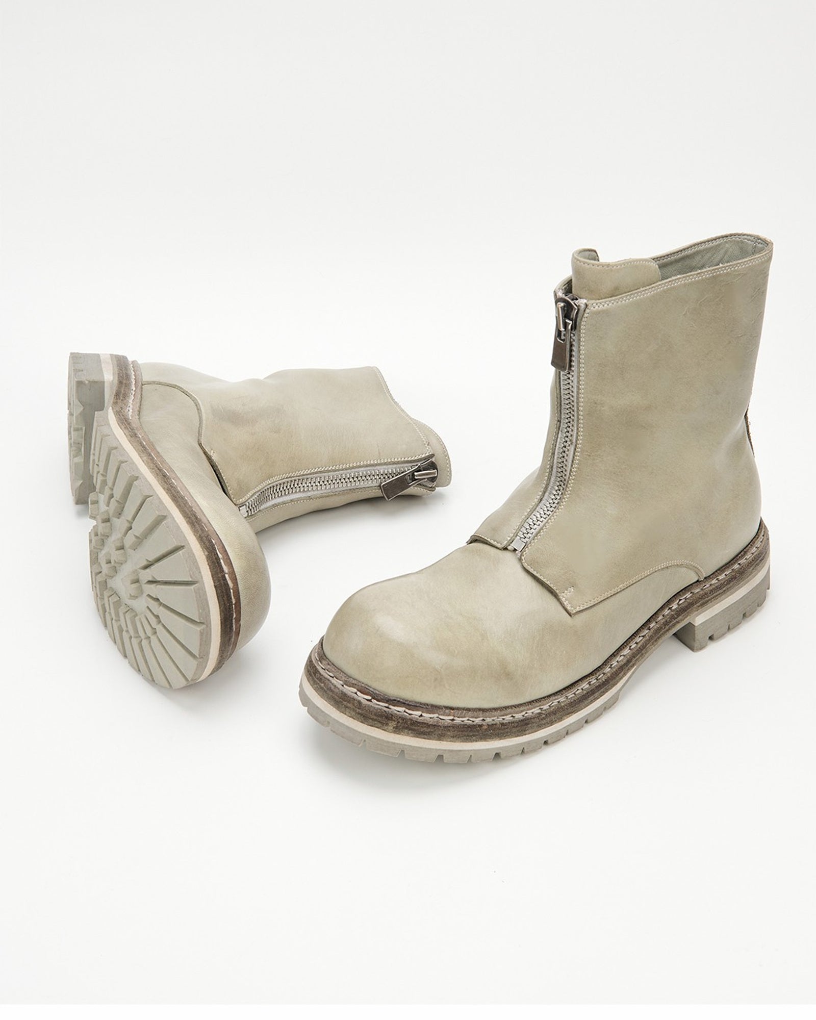 GR05 Glacier Gray layered leather foam and rubber lug sole detail